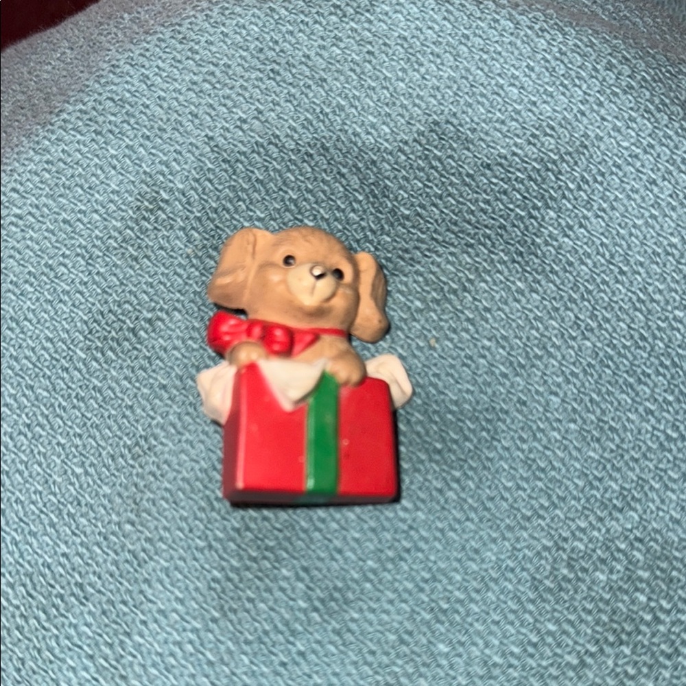 Vintage 1989 Hallmark Cards Christmas Holiday Costume Dog/Present Pin